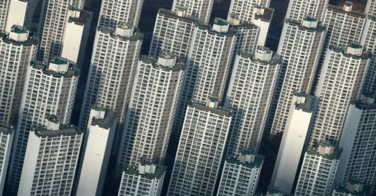 강남과 수도권 일대 고가 아파트값이 크게 뛰는 동안 저가 아파트는 상대적으로 침체되면서 5분위 배율이 10년 만에 최대로 벌어졌다. 사진은 서울 송파구 잠실 롯데월드타워에서 바라본 인근 아파트 단지 모습.<연합뉴스>